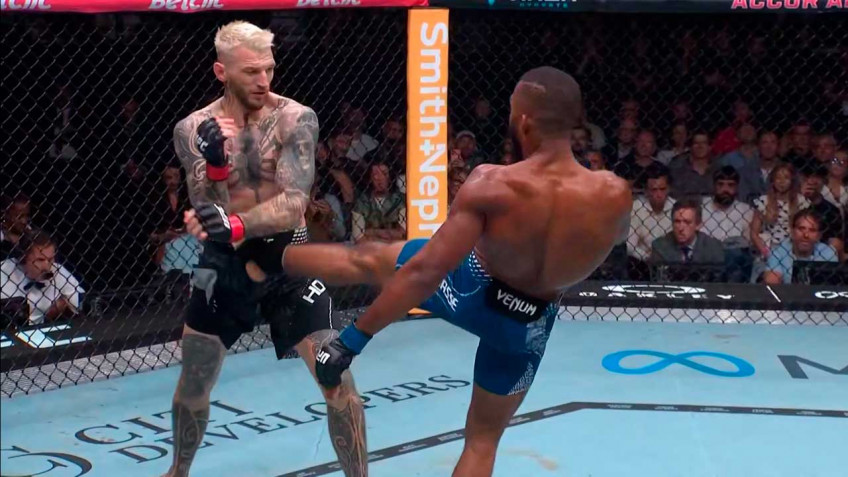 UFC Париж: Саладин Парнасс досрочно победил Дэна Хукера