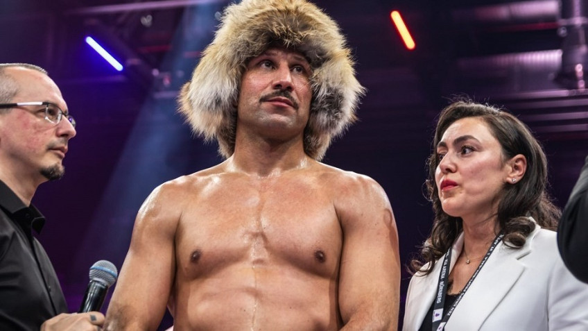 Турецкий боксер Чинкара все еще остается в больнице после боя с чемпионом