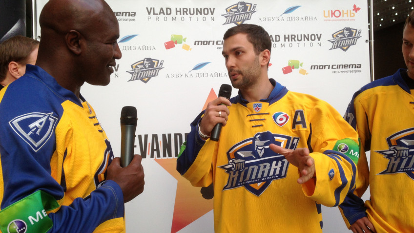 Кадр дня: Эвандер Холифилд с игроками клуба «Атлант»