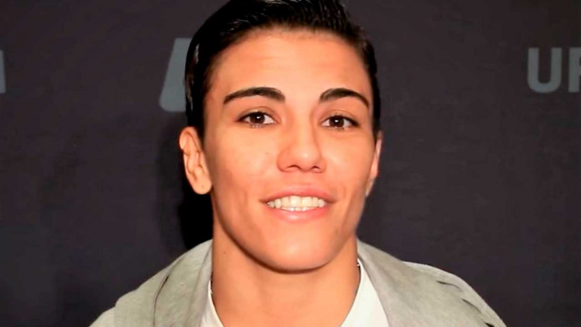 Экс-чемпионка UFC вернулась к работе курьером по доставке еды