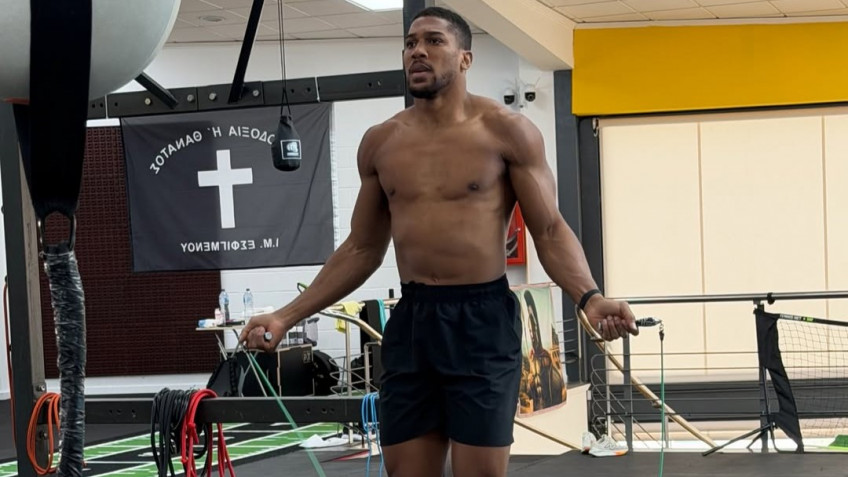 Энтони Джошуа появился в зале Усика в Испании