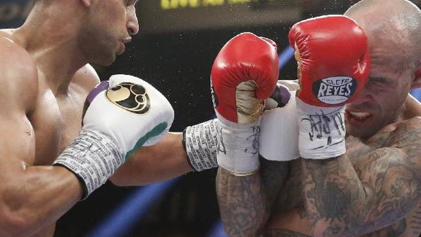 Амир Хан победил Луиса Коллацо