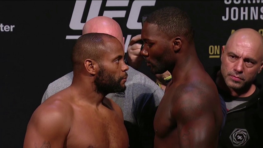 Дуэль взглядов бойцов UFC 210 на взвешивании