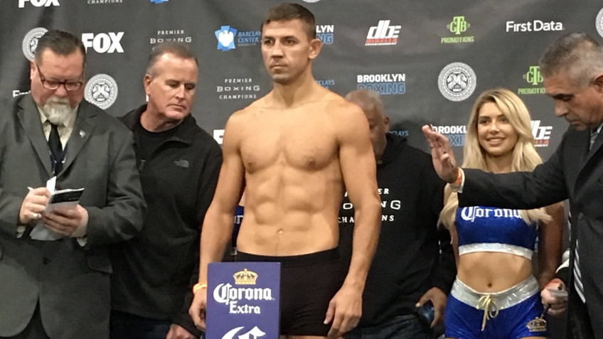 Чарло и Коробов успешно прошли взвешивание