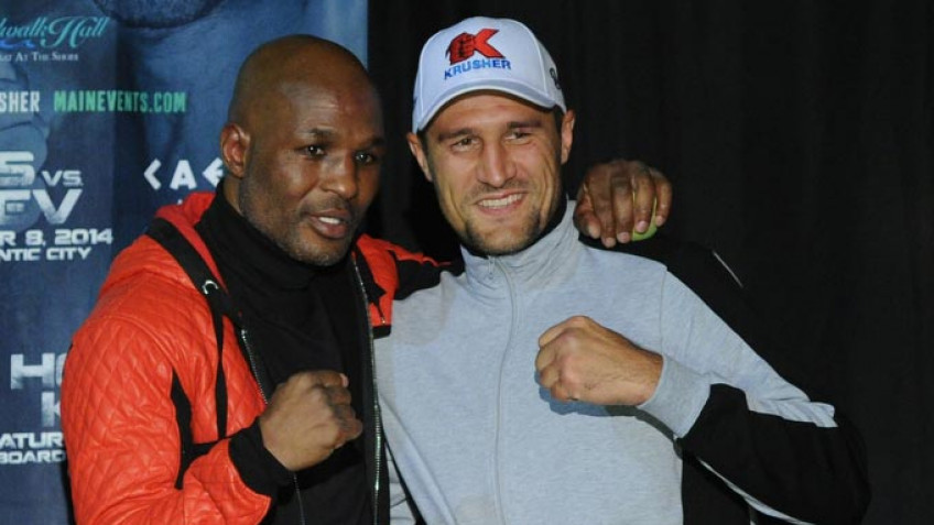 Кадр дня: Ковалев и Хопкинс на послематчевой  пресс-конференции