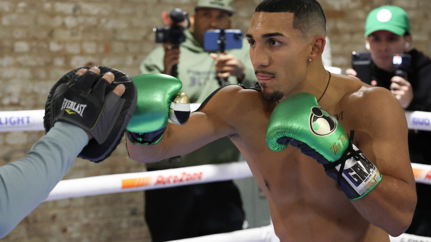 Теофимо Лопес тренируется в зале Эдди Рейносо