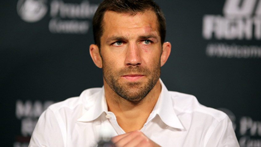 Люк Рокхолд готовится выйти на замену в чемпионском бою