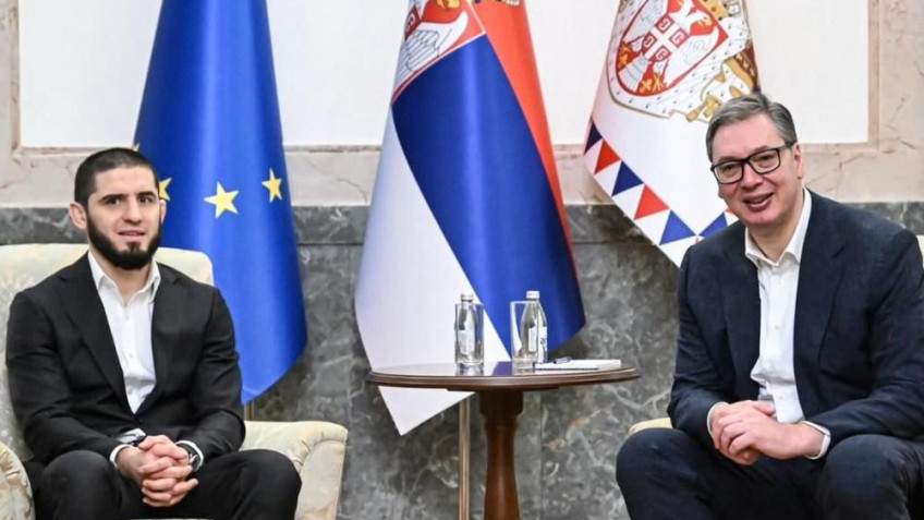 Ислам Махачев подарил чемпионские перчатки президенту Сербии