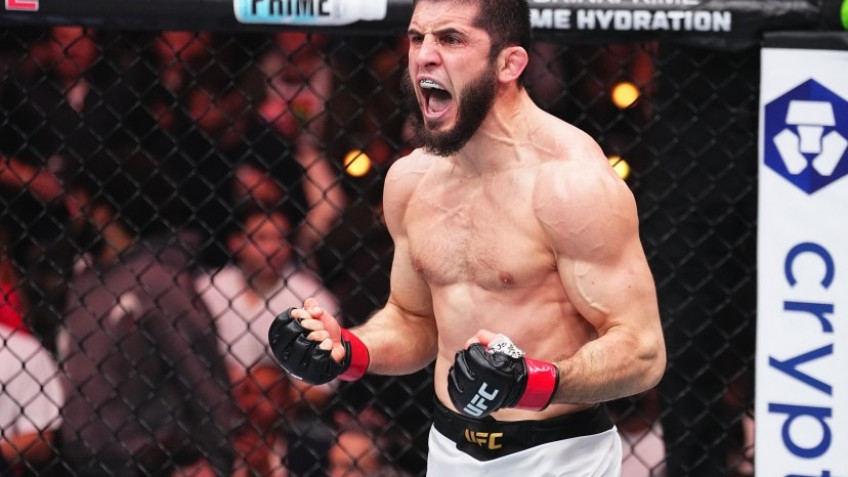 Биспинг: Махачев совершит невероятное, если возьмет и удержит титул в полусреднем весе