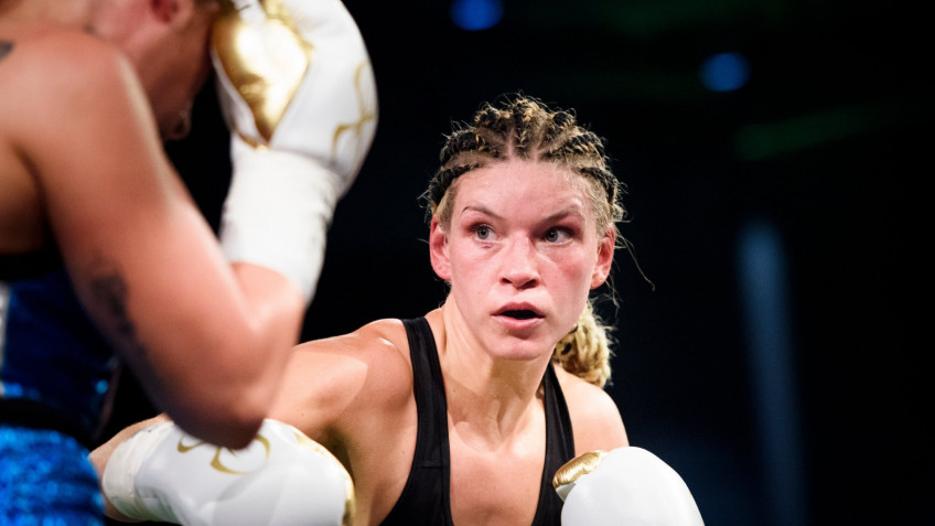 Нина Майнке защитила титул чемпионки мира в полулегком весе