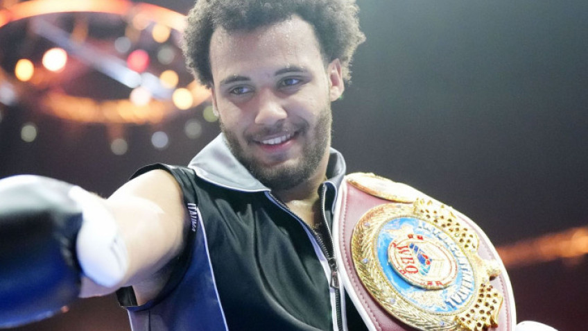 Мозес Итаума заглянул за спину Уайту, указав на желаемого соперника