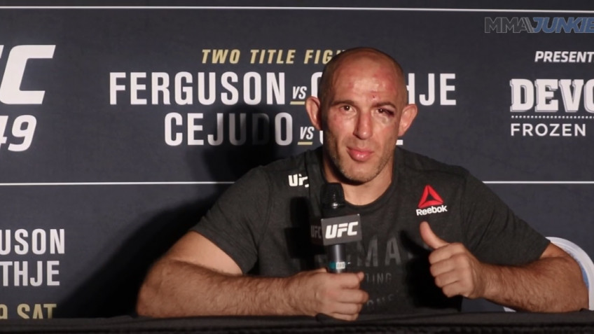 Бой Алексея Олейника и Деррика Льюиса возглавит турнир UFC 8 августа