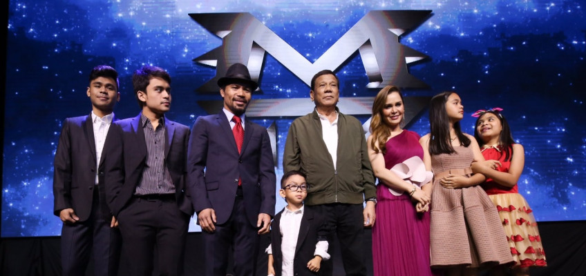 Кадр дня: Мэнни Пакьяо с семьей и президентом Филиппин