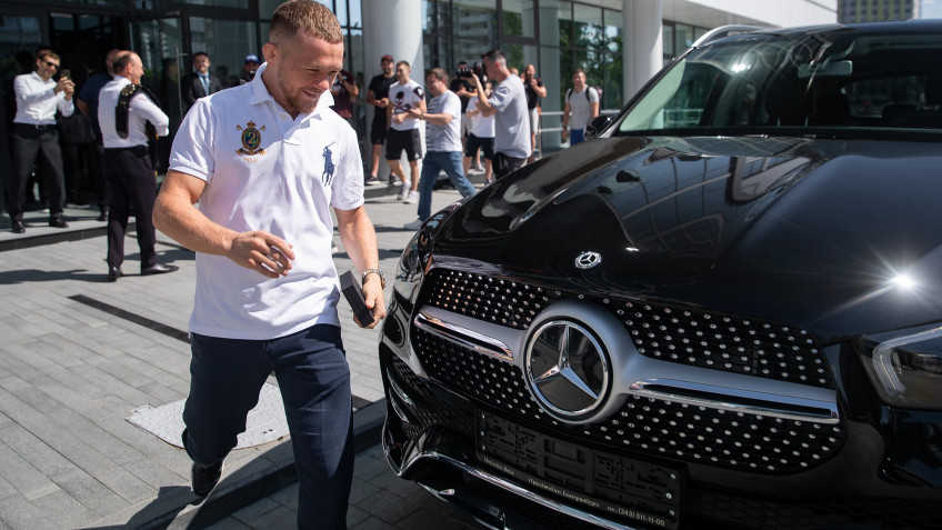 Петр Ян получил подарок за победу в чемпионском бою