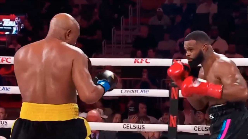 Андерсон Сильва досрочно победил Тайрона Вудли в боксерском поединке
