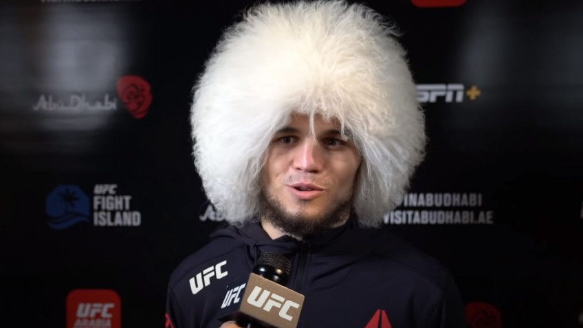 Видео: Интервью Умара Нурмагомедова и реакция Хабиба на дебют брата