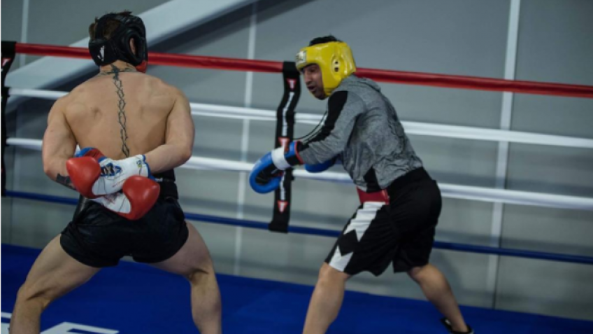 Кадр дня: Макгрегор спаррингует с Малиньяджи