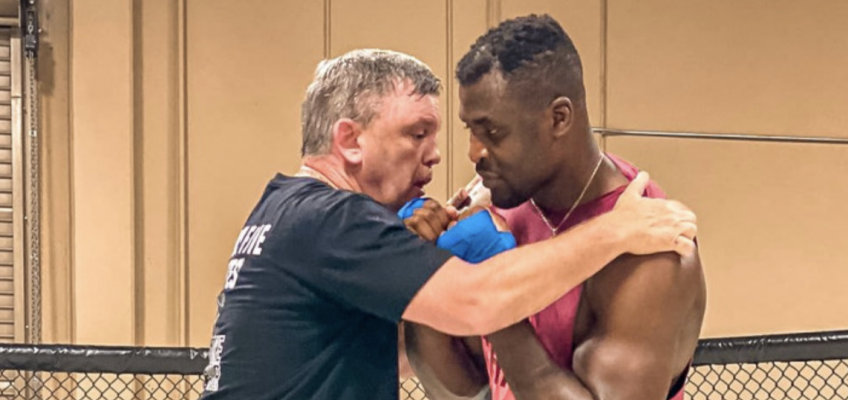 Тедди Атлас обучает Франсиса Нганну перед боем за пояс чемпиона UFC