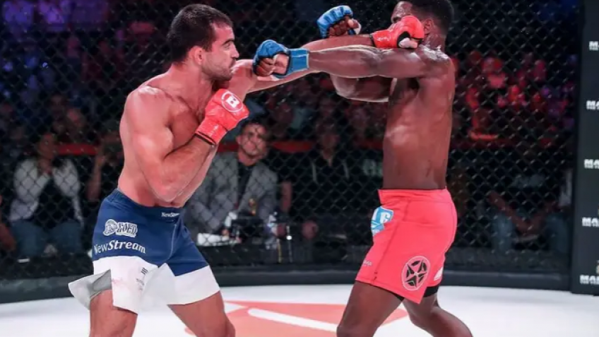 Андрей Корешков победил Лоренца Ларкина решением судей