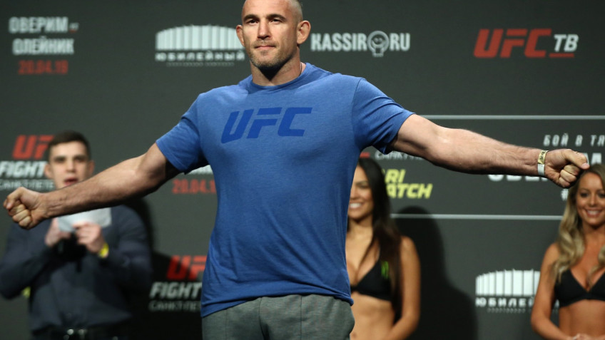 Алексей Олейник отказался от боя с Дерриком Льюисом