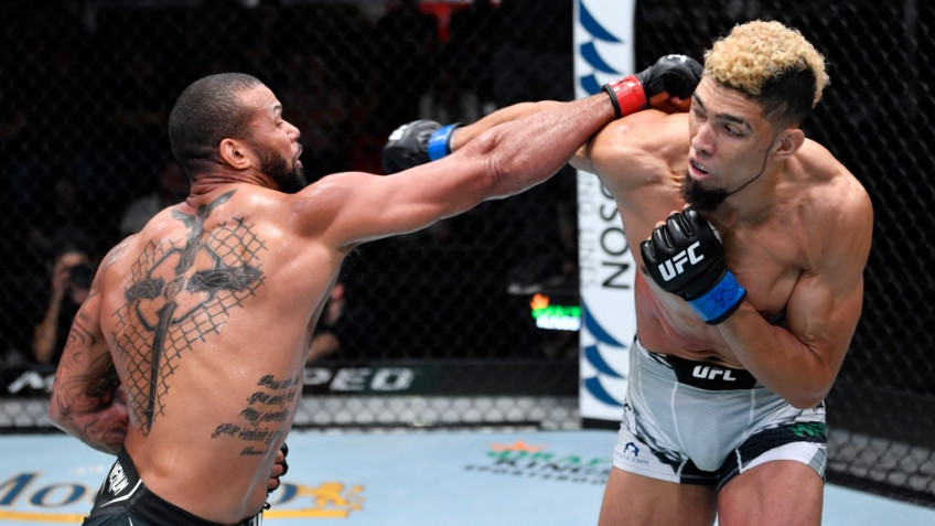 Тиаго Сантос победил Джонни Уокера решением судей