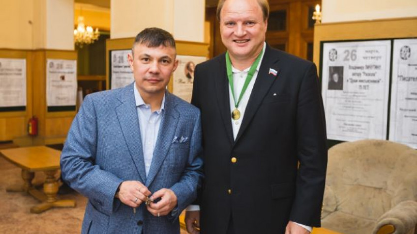 Кадр дня: Константину Цзю и Владимиру Хрюнову вручены премии «Литературный Олимп»