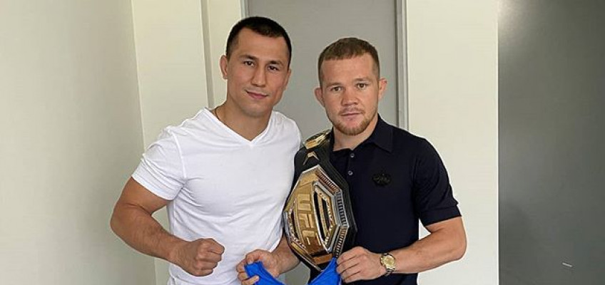 Роман Власов и Петр Ян с поясом чемпиона UFC
