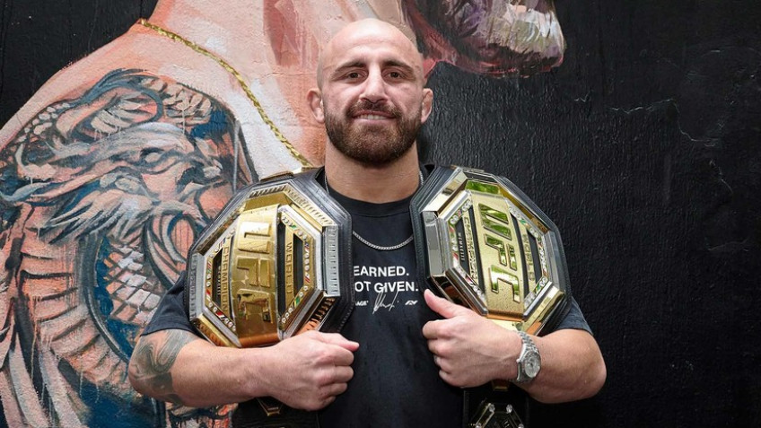 Александр Волкановски подписал новый контракт с UFC