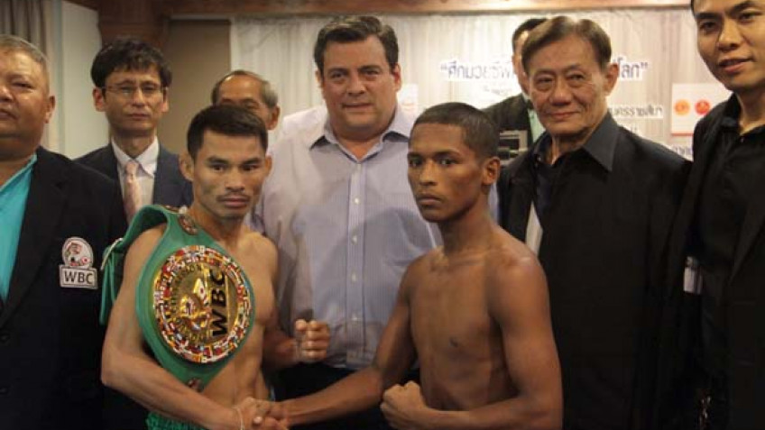 Ваненг Менайотин (50-0) сравнялся с Флойдом Мейвезером-младшим