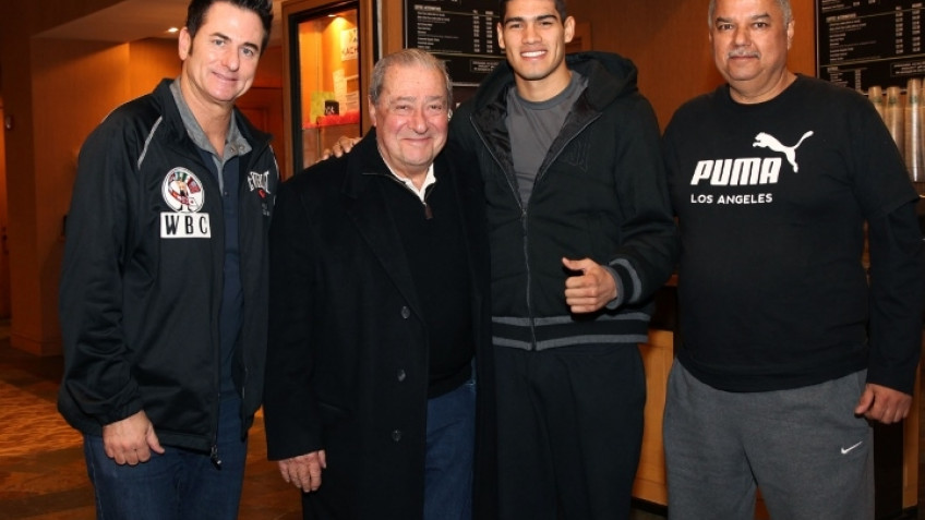 Кадр дня: Санчес прибыл в Денвер для боя с Власовым