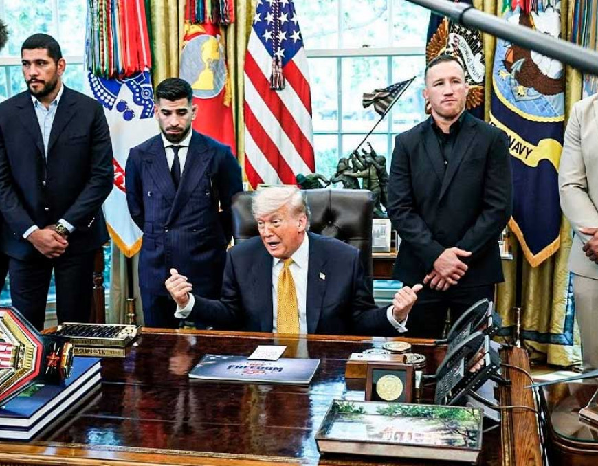 Кадр дня: Дональд Трамп представил специальный чемпионский пояс UFC для турнира в Белом доме