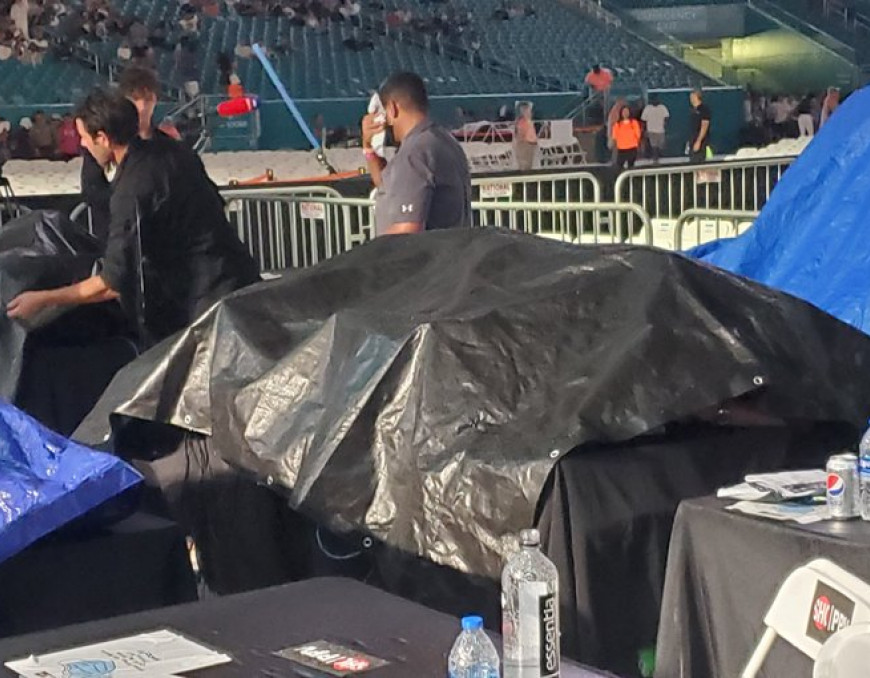 Кадр дня: Комментаторский стол на шоу «Мейвезер-Пол»